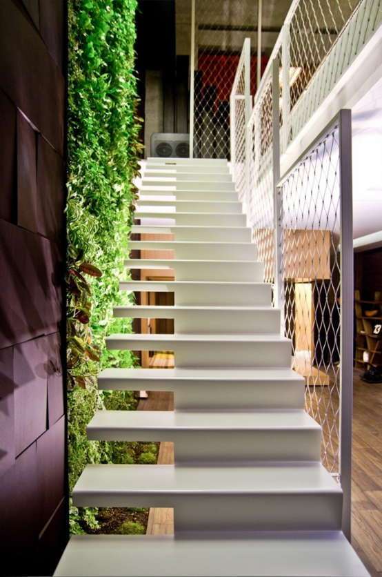 desain vertikal garden di dinding tangga