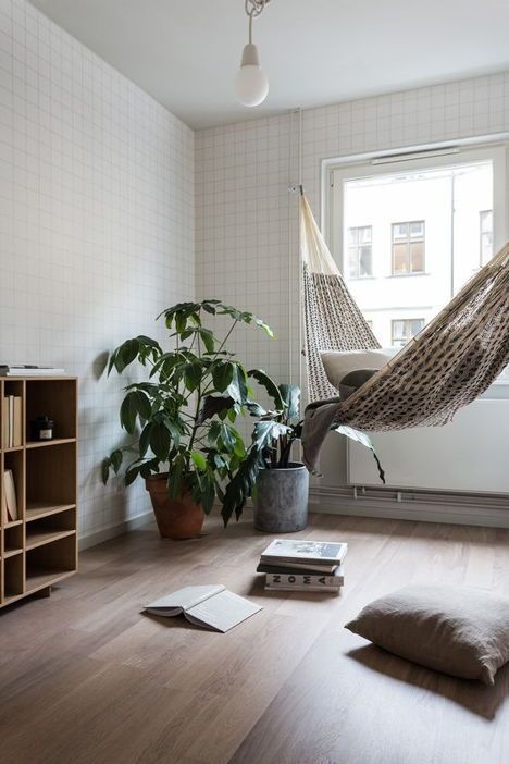 penggunaan hammock ruang keluarga tanpa sofa
