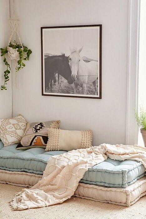 penggunaan matras ruang keluarga tanpa sofa