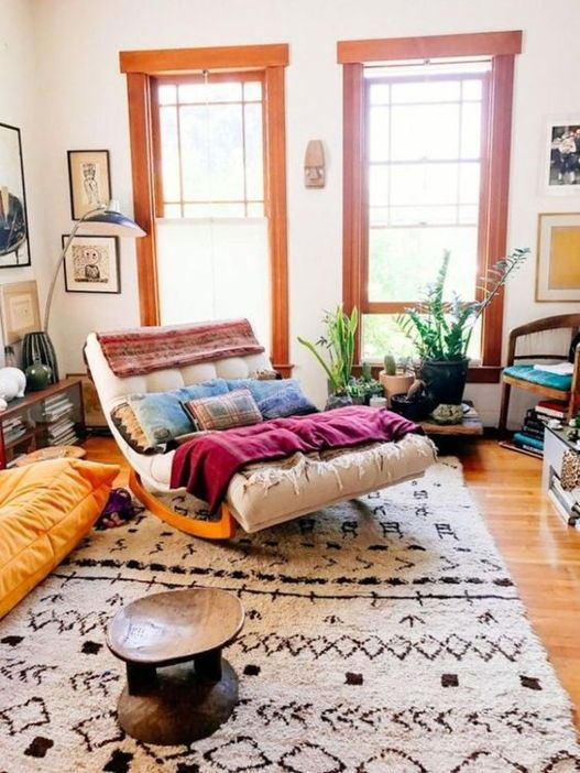 ruang keluarga tanpa sofa bohemian